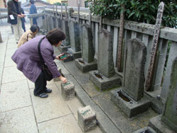 tombes, encens, samourais, tokyo, destination japon,